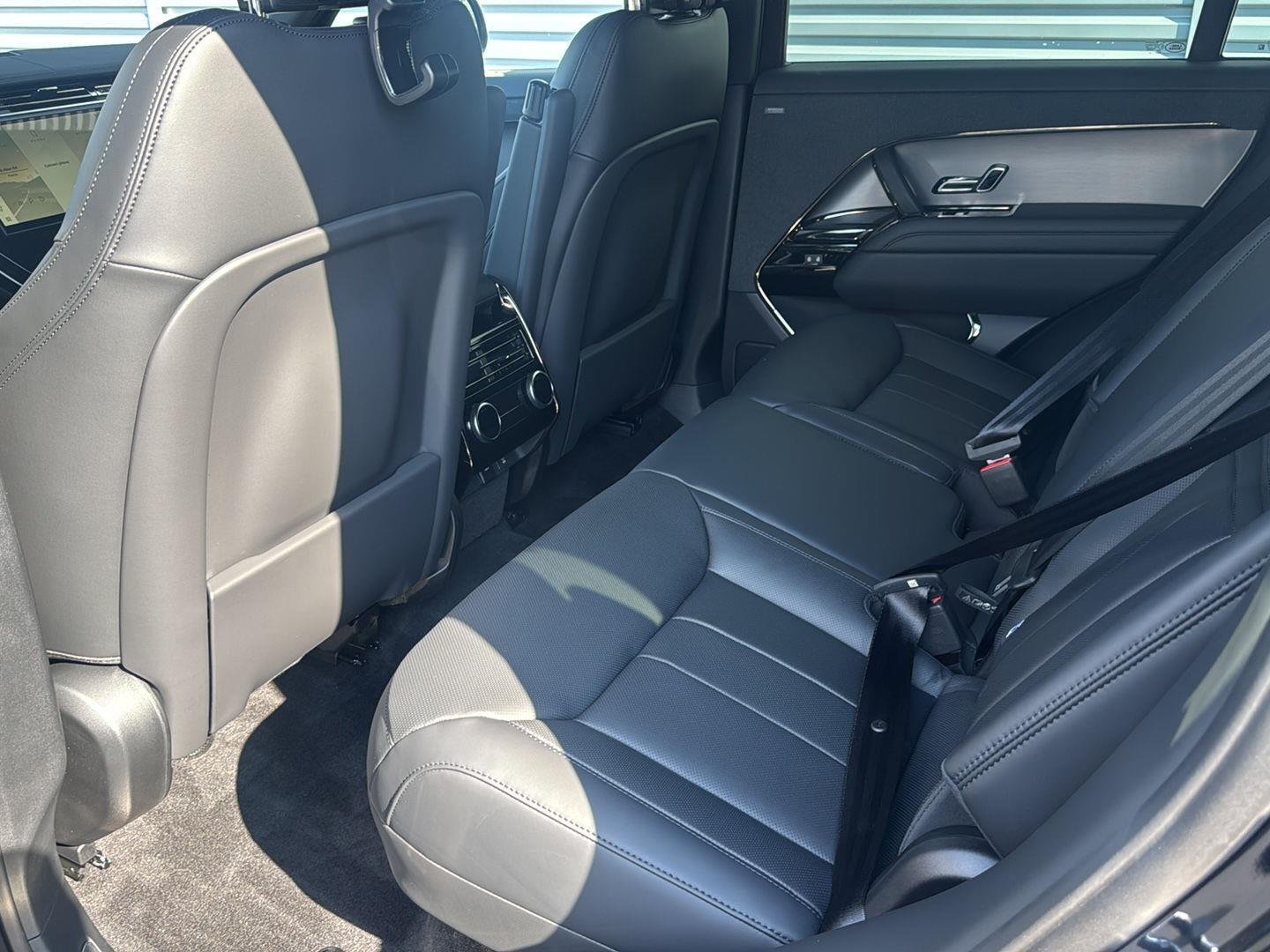 New 2027 Santorini Black Land Rover SE image 18