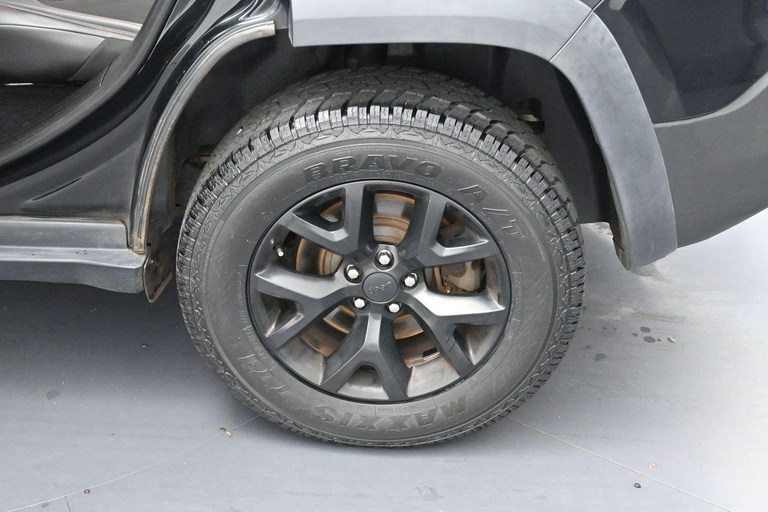 Used 2018 Diamond Black Crystal Pearlcoat Jeep Trailhawk image 28