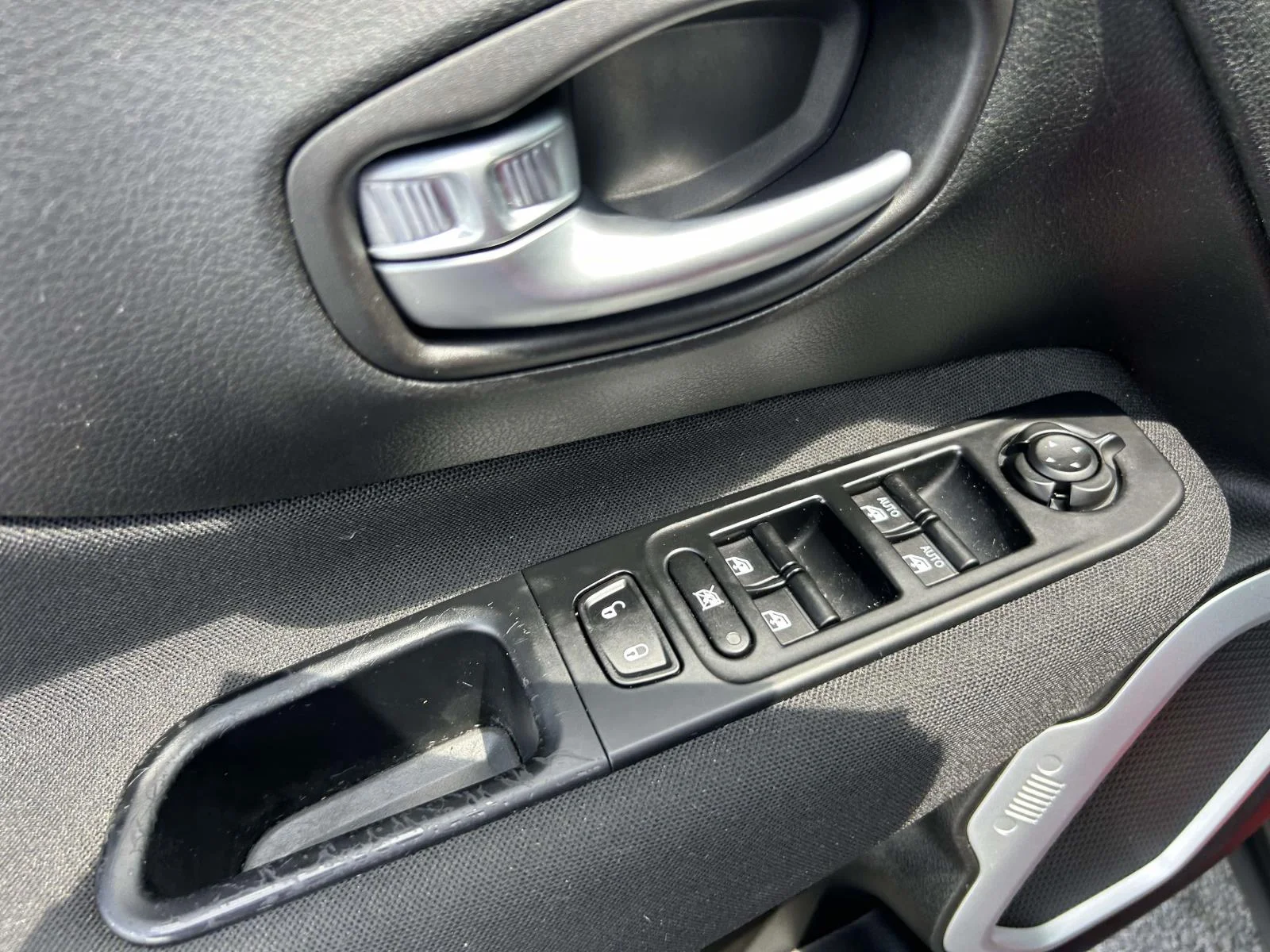 Used 2019 Red Jeep Latitude FWD image 16