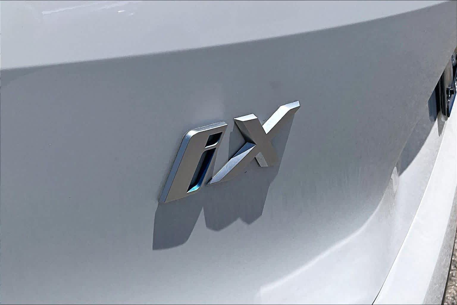 Used 2024 Alpine White BMW xDrive50 image 30