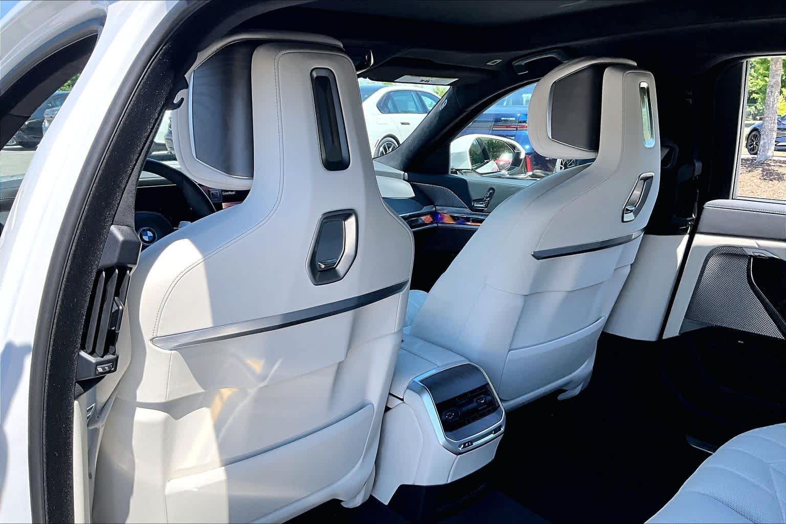 2025 BMW 7 Series 750e - Photo 22