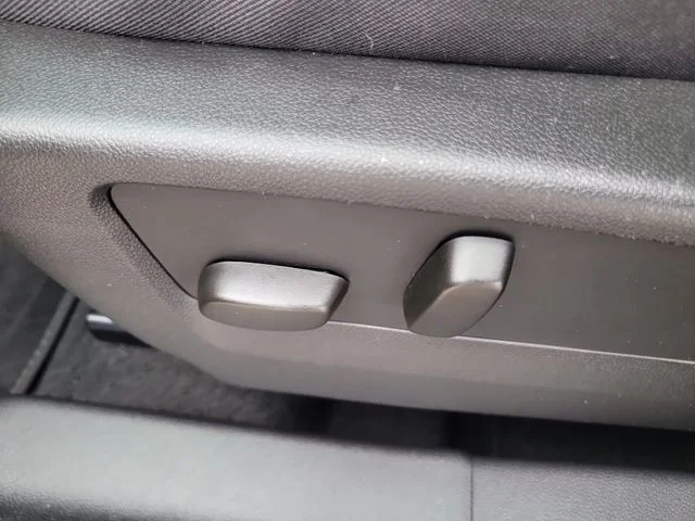 Used 2023  Buick Preferred image 21