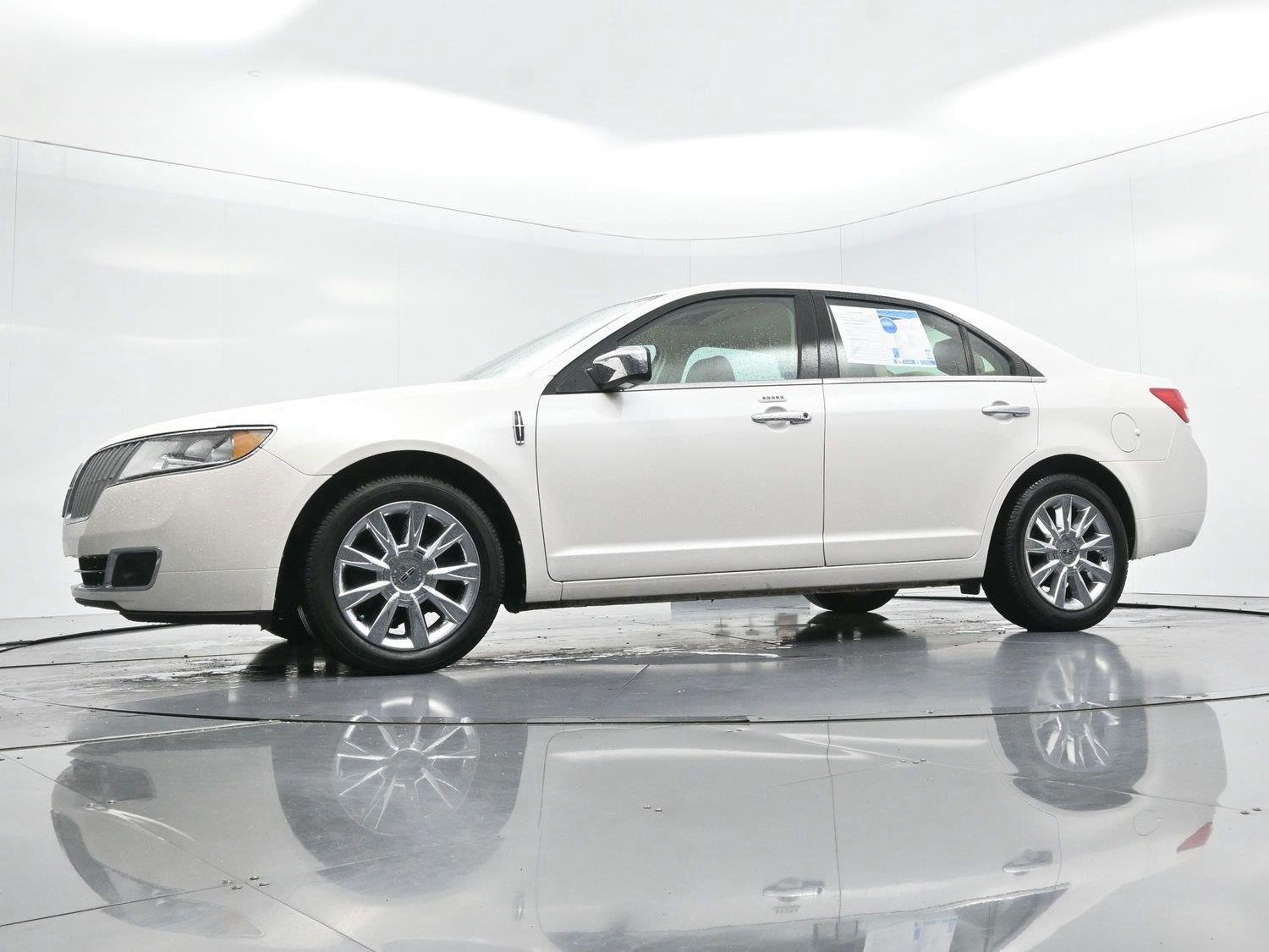 Used 2012 White Platinum Metallic Tricoat Lincoln 4dr Sdn FWD image 47