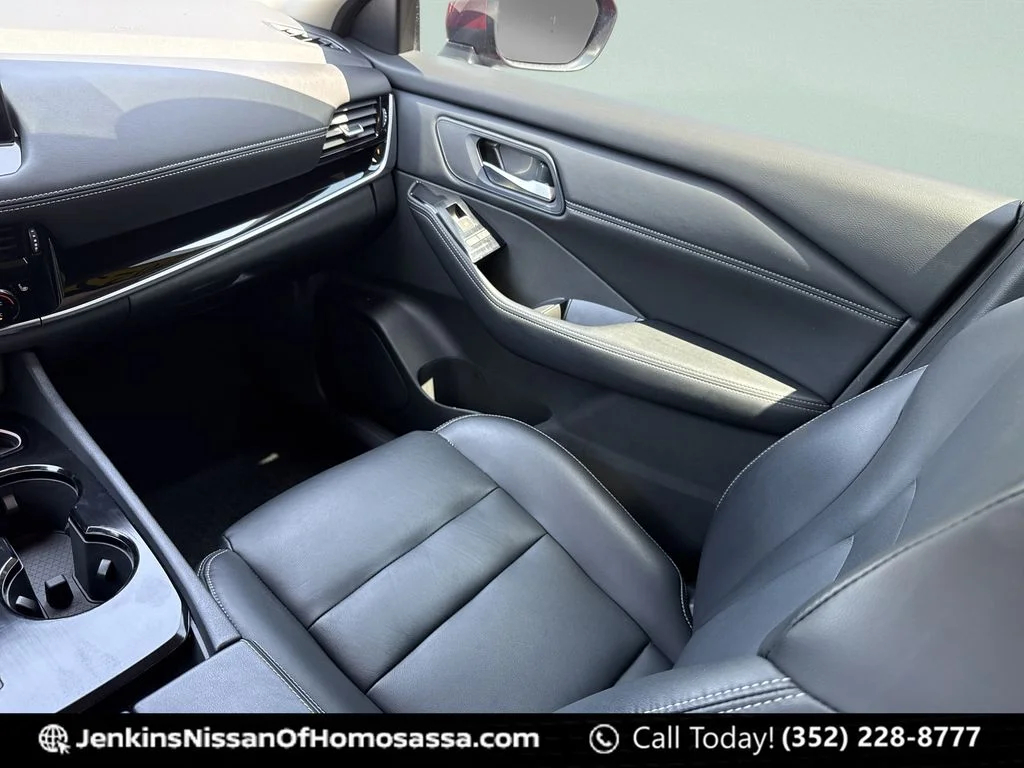 Used 2025 Red Nissan SL image 29