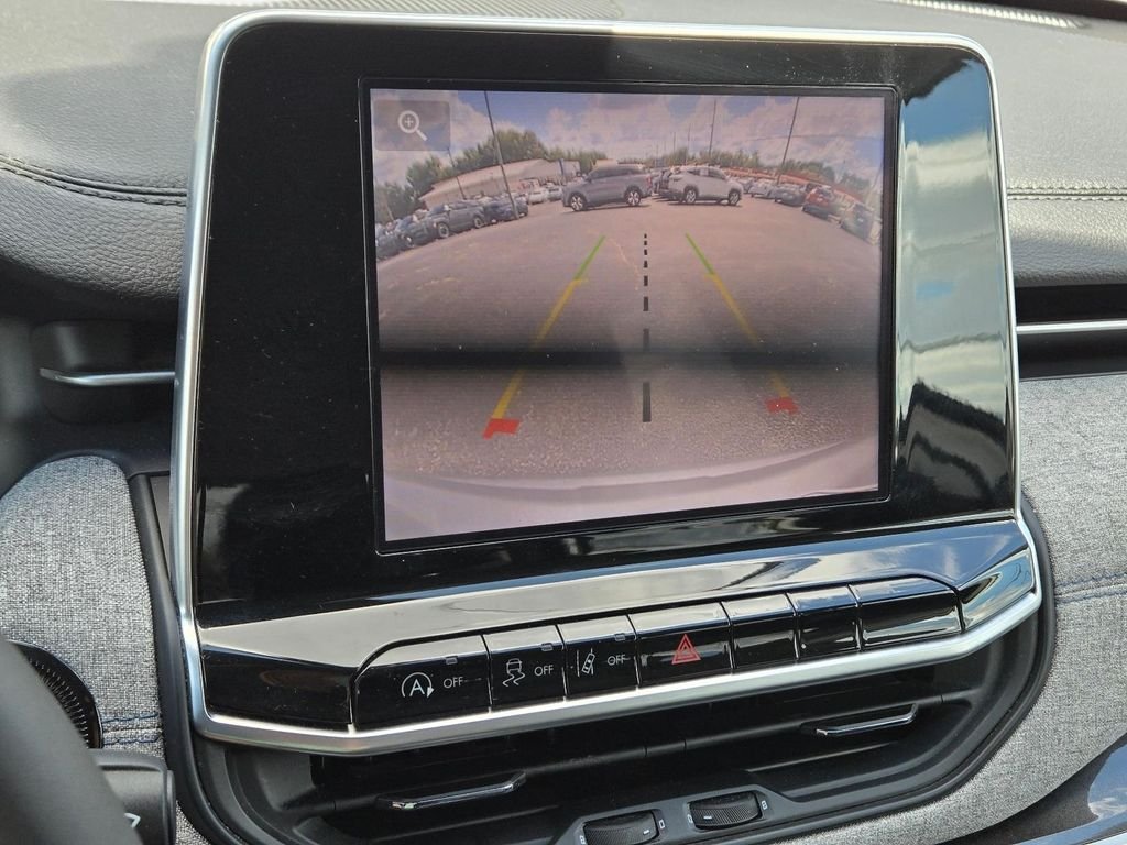 Used 2022 Silver Jeep Latitude image 27