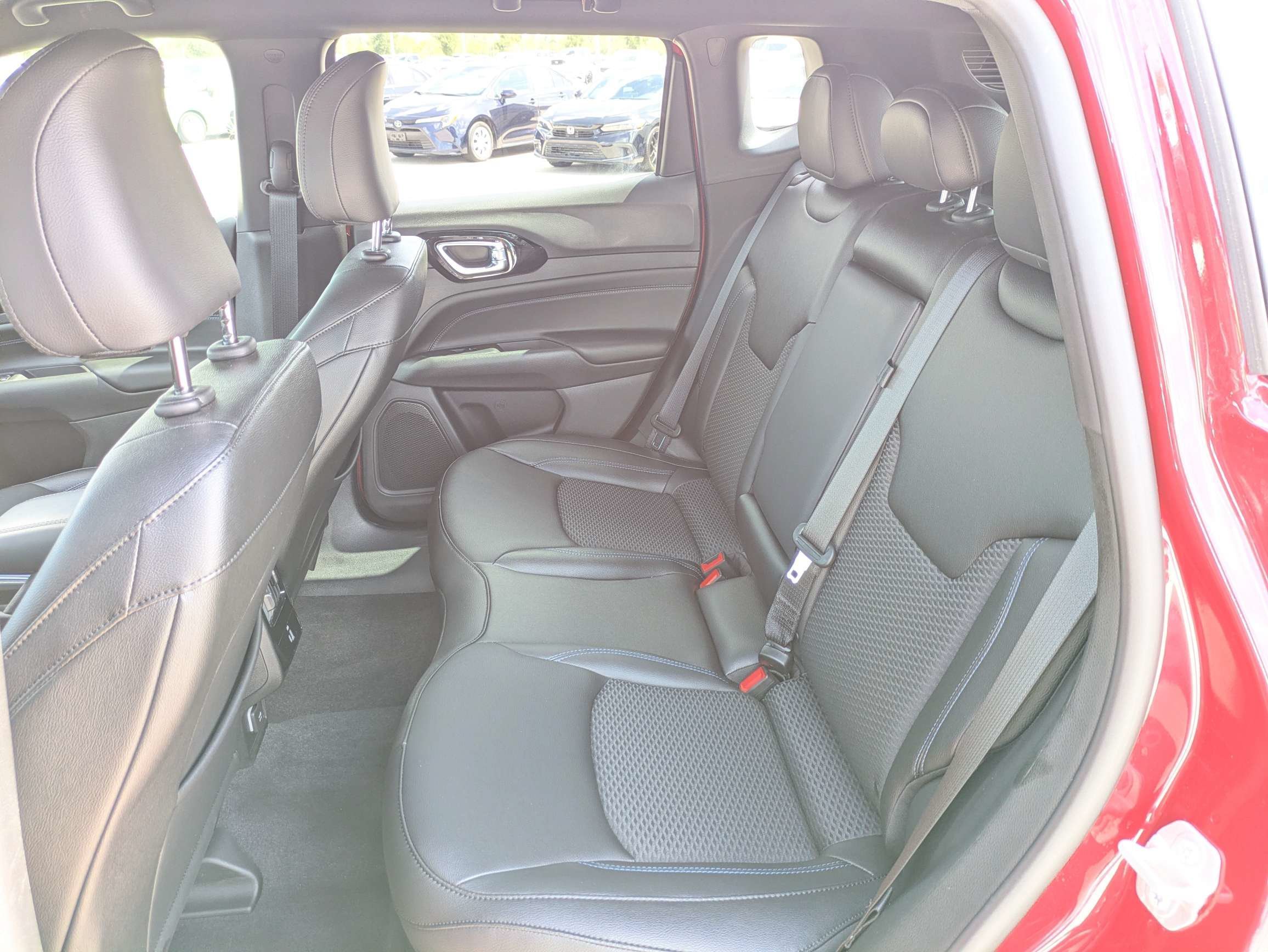 Used 2025 Red Hot Pearlcoat Jeep Latitude image 17