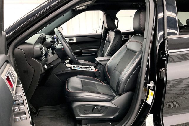Used 2023 Agate Black Metallic Ford ST-Line image 23
