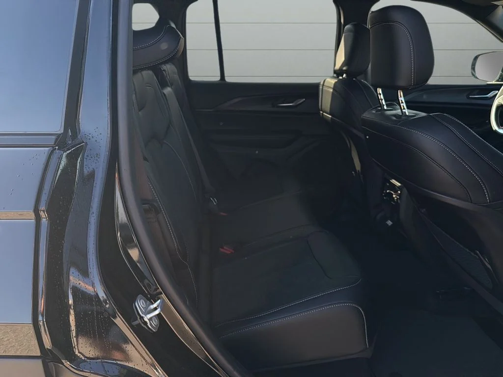 New 2025 Diamond Black Crystal Pearl-Coat Exterior Paint Jeep Altitude X image 14