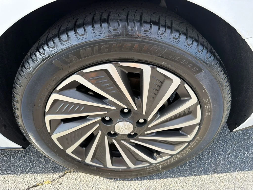 Used 2023 White Hyundai SEL image 19