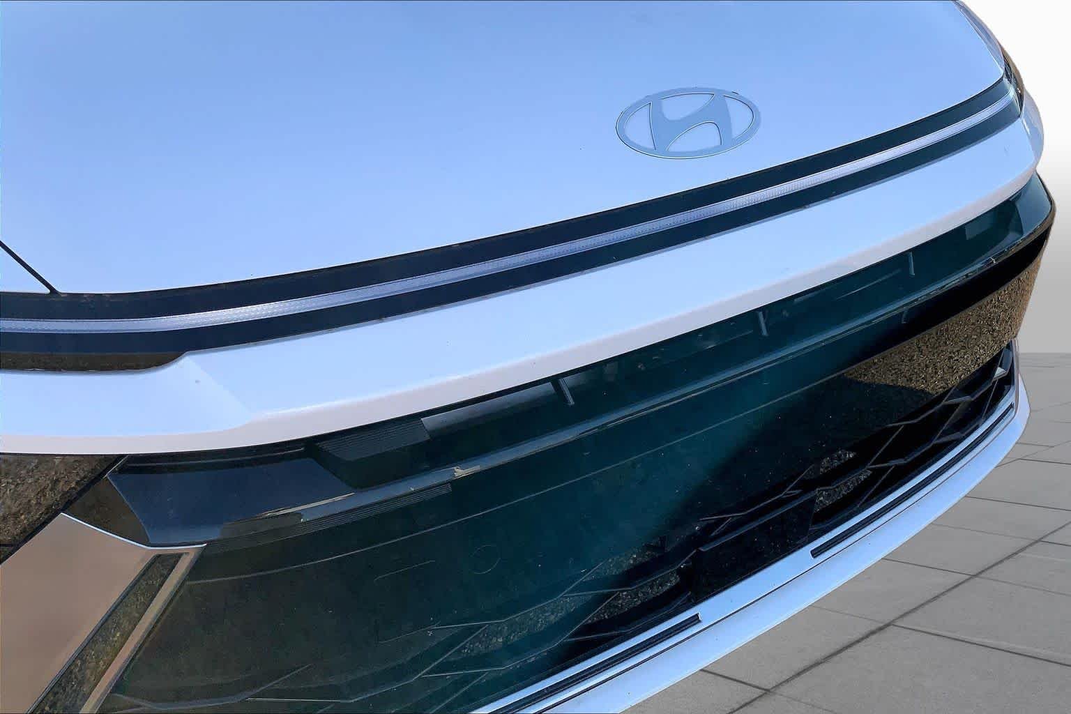 Used 2025 Serenity White Hyundai SEL image 29