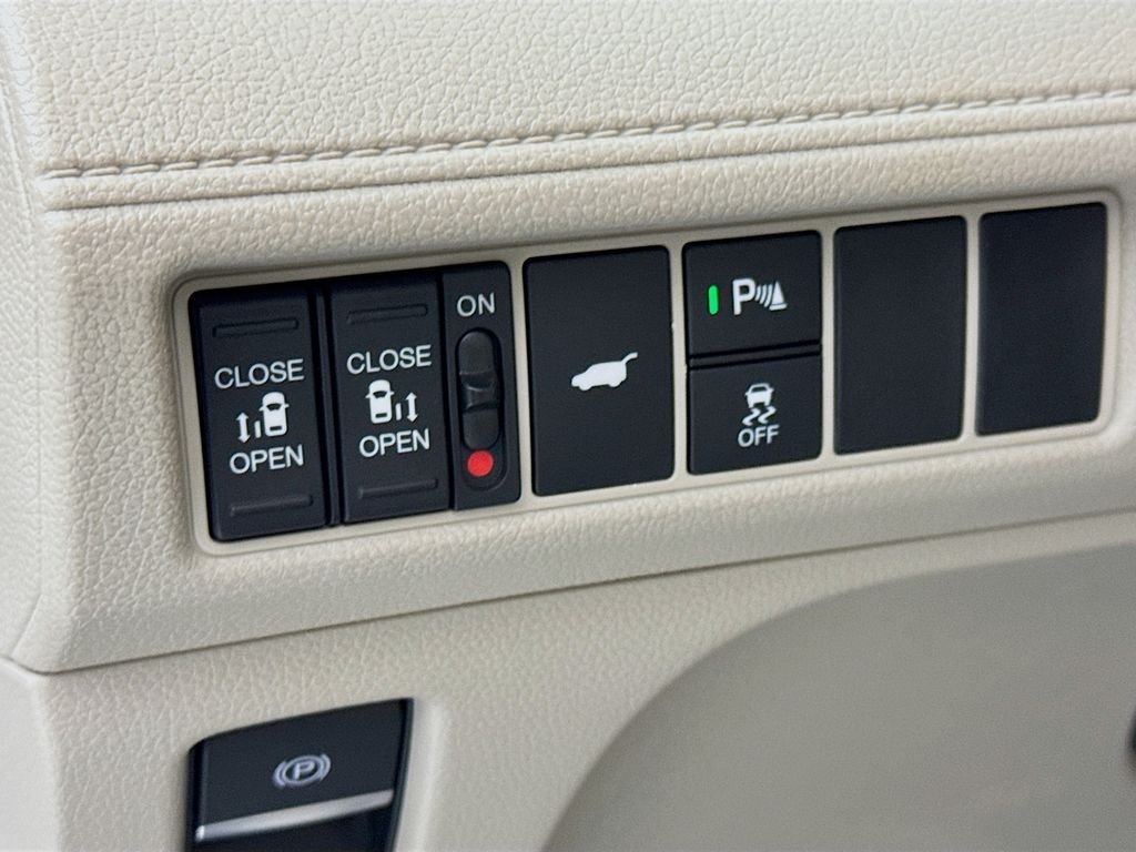 New 2026 Solar Silver Metallic Honda Touring image 14
