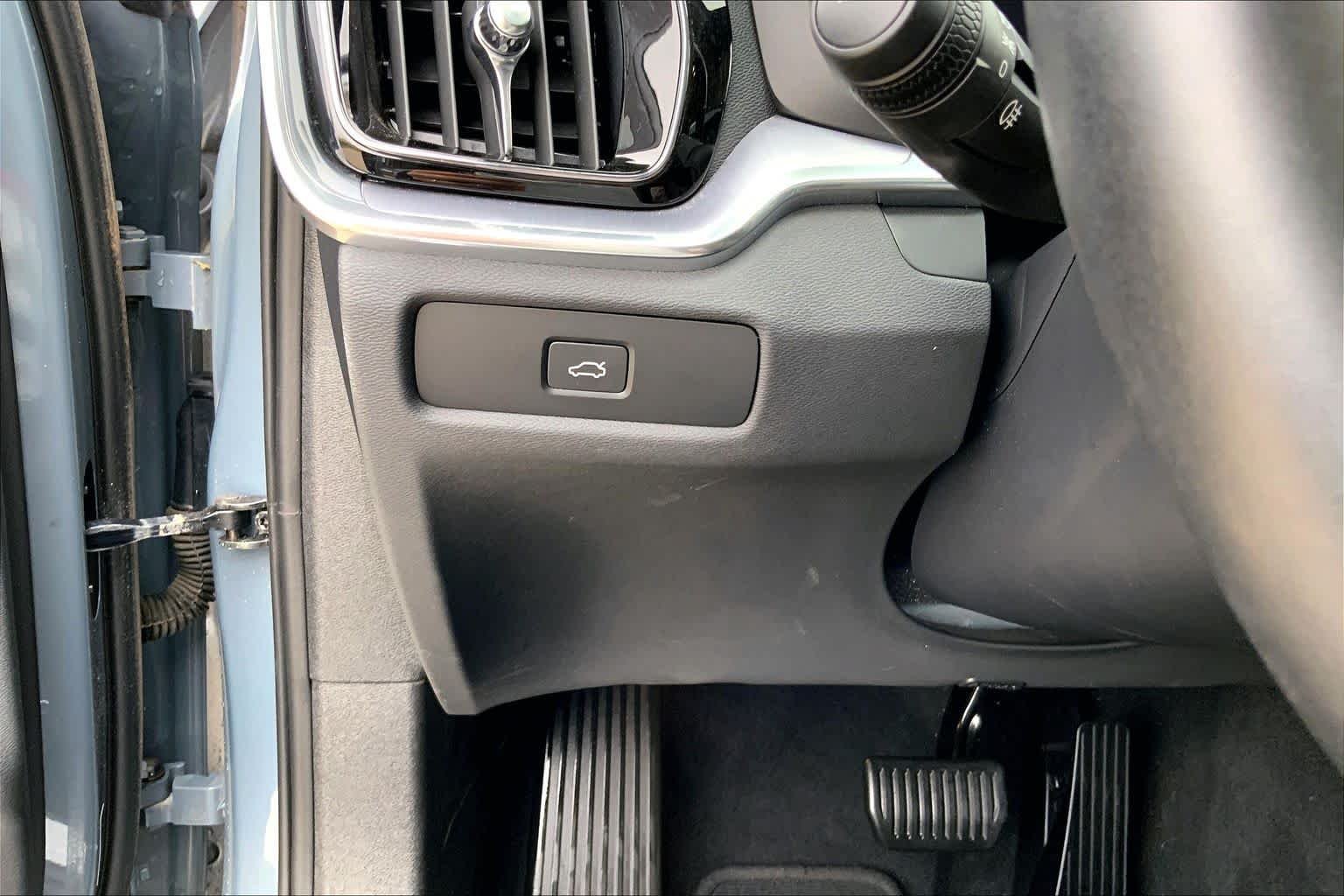 Used 2023 Thunder Grey Metallic Volvo Core Dark Theme image 33