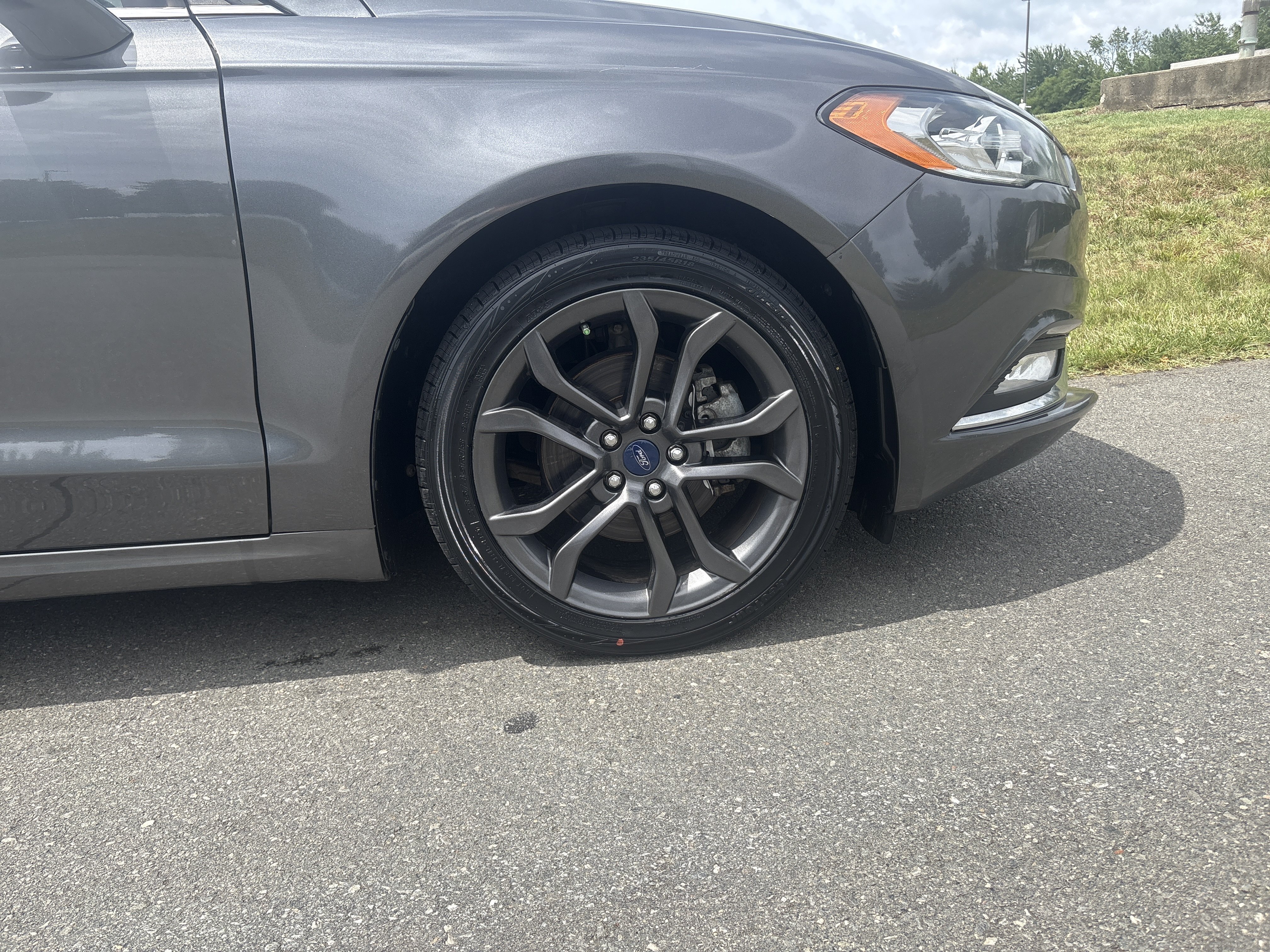 Used 2018 Magnetic Metallic Ford SE image 7