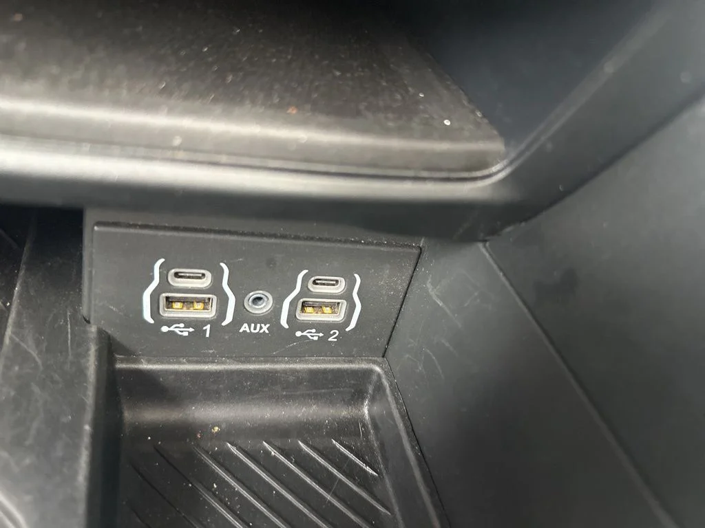 Used 2025 White Chrysler Limited image 25