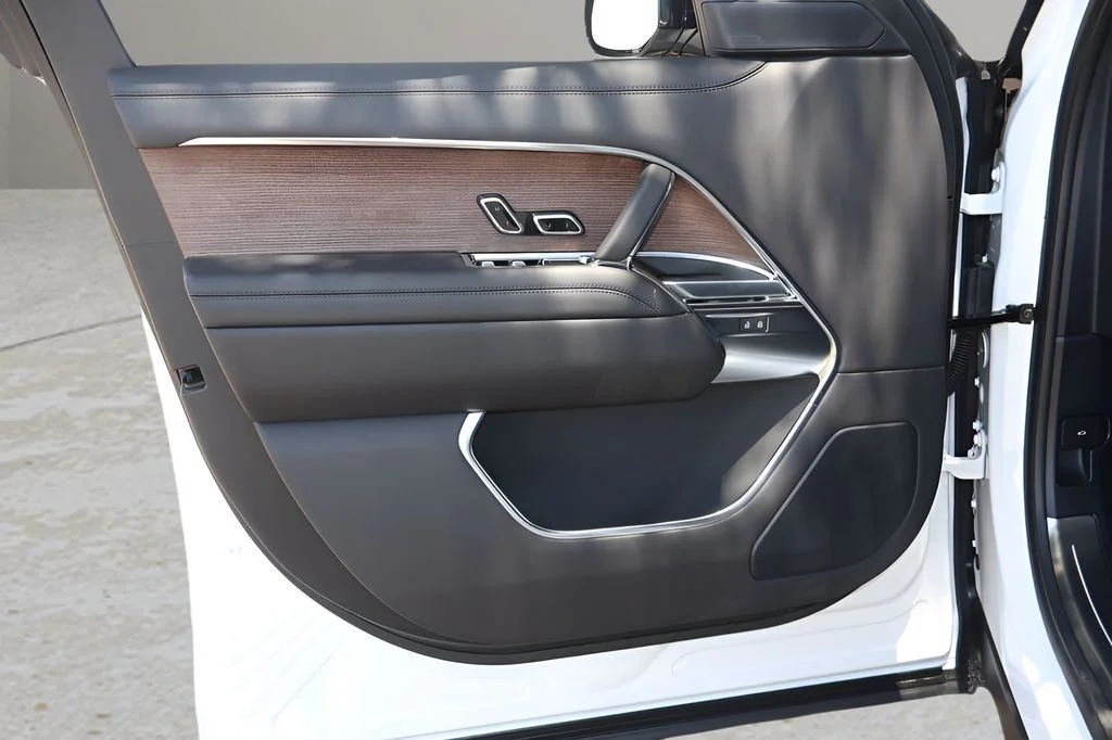 New 2026 Ostuni Pearl White Land Rover SE image 9