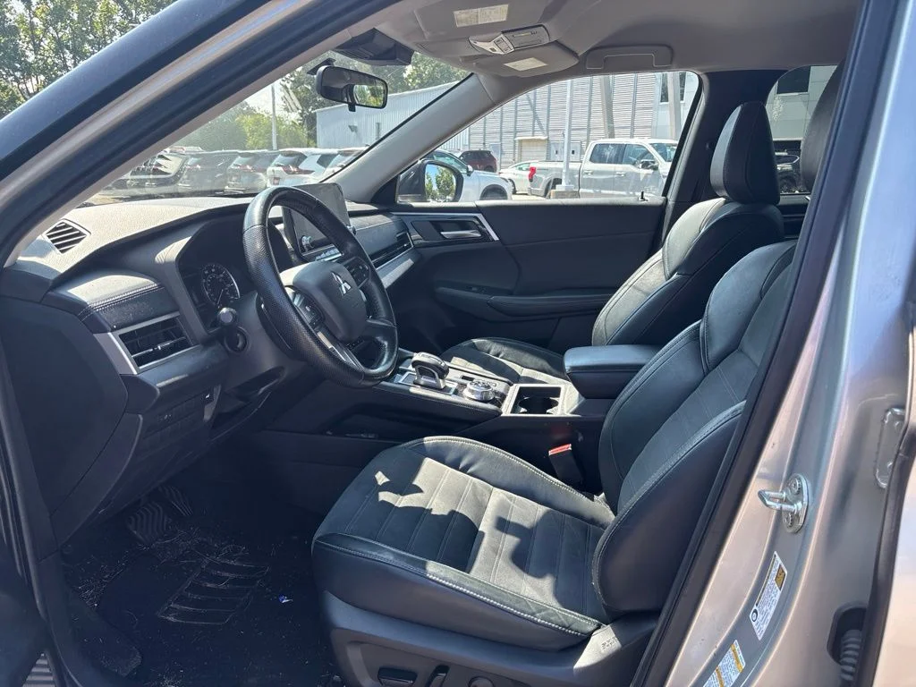 Used 2022 Silver Mitsubishi SE image 5