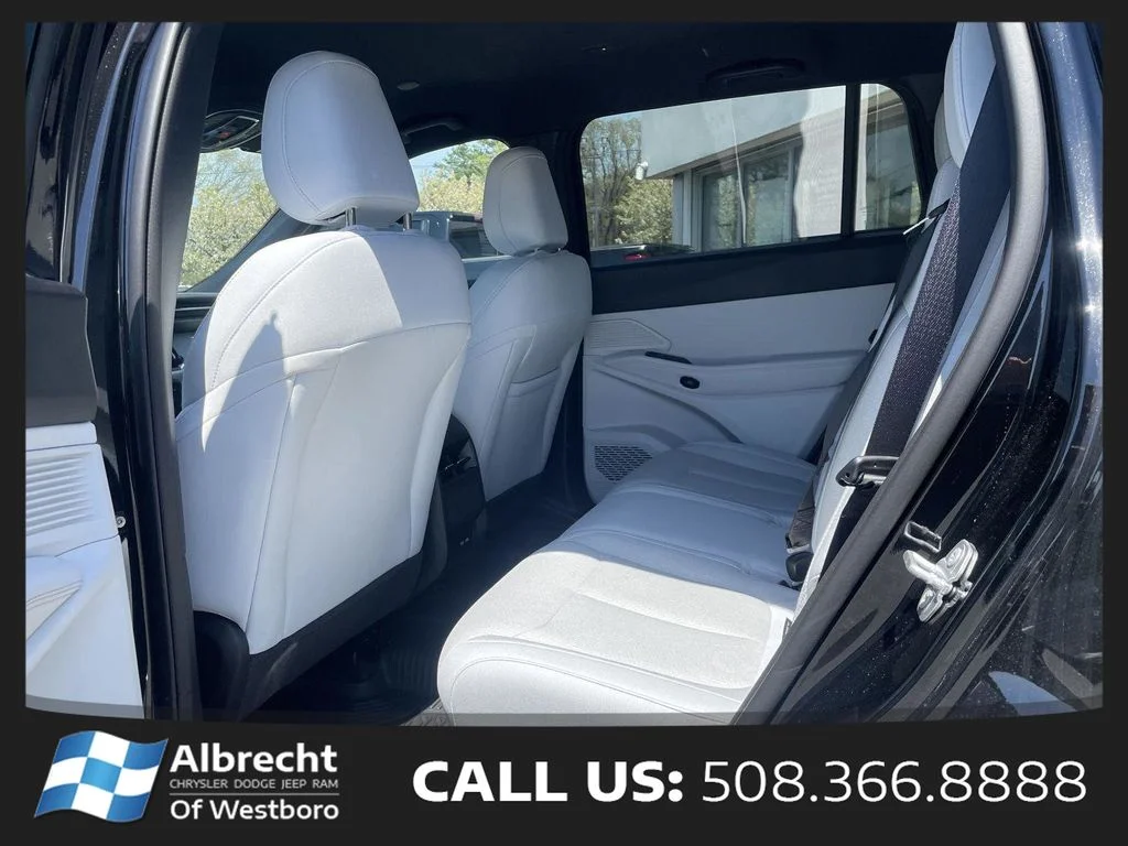New 2026 Diamond Black Crystal Pearl-Coat Exterior Paint Jeep Laredo image 11