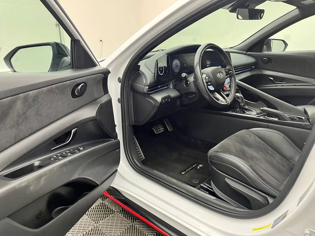 Used 2022 White Hyundai Base image 15