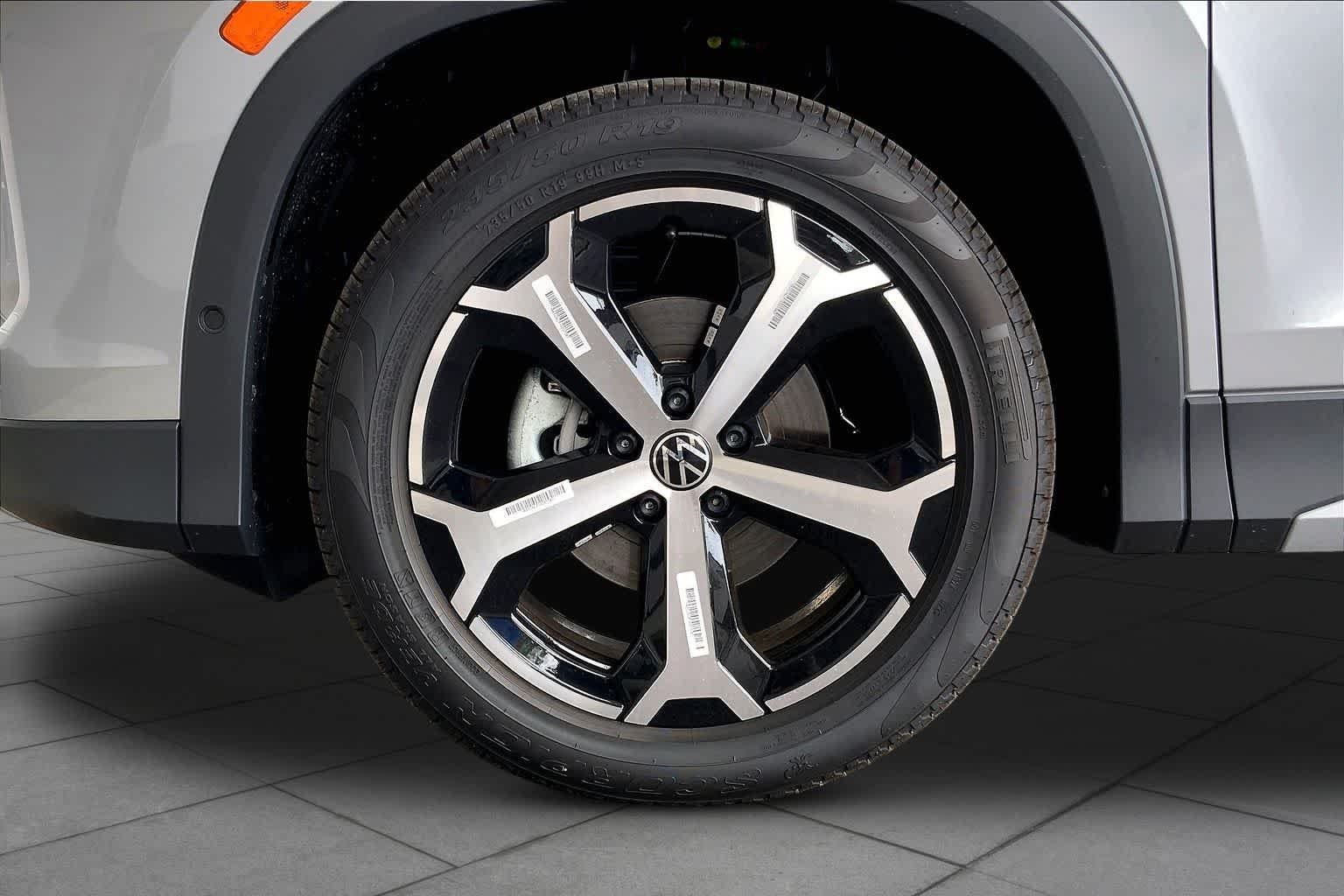 New 2026 Pyrite Silver Metallic Volkswagen SE image 11