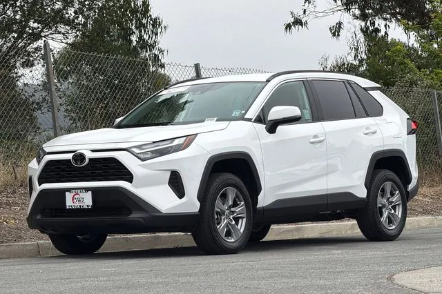 2025 Toyota RAV4 XLE - Photo 9