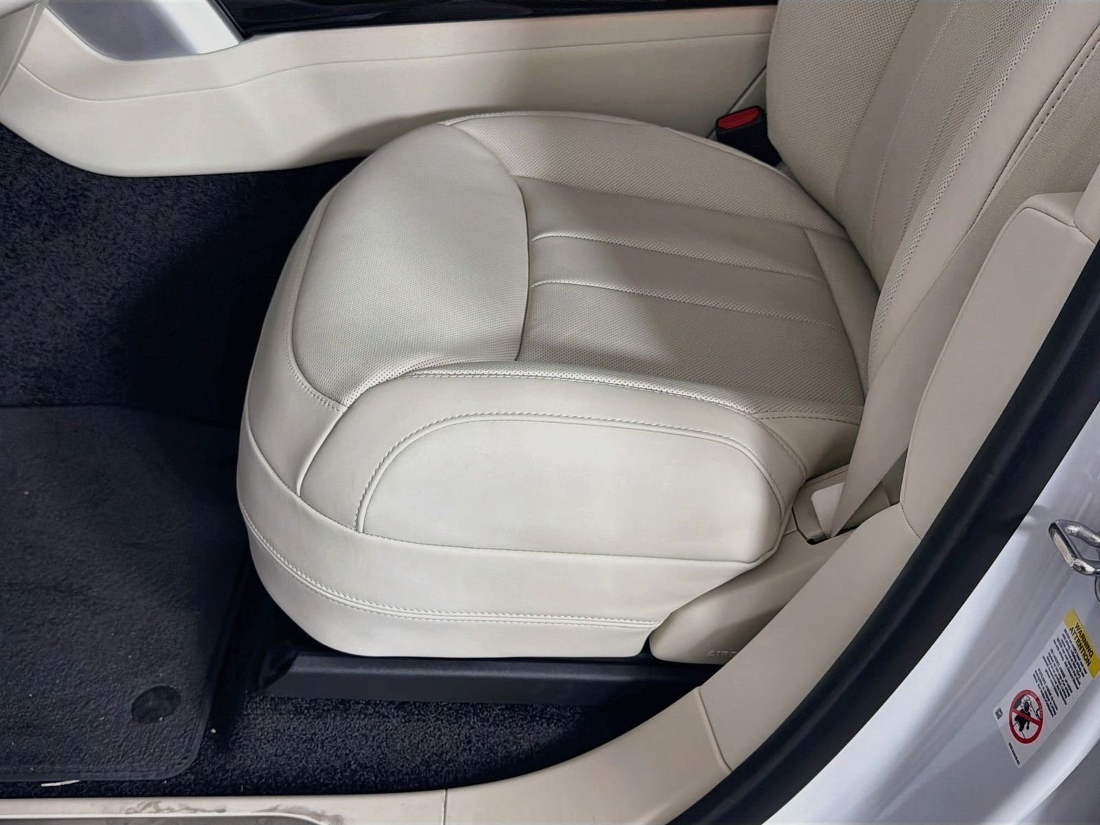 New 2026 Fuji White Land Rover SE image 25