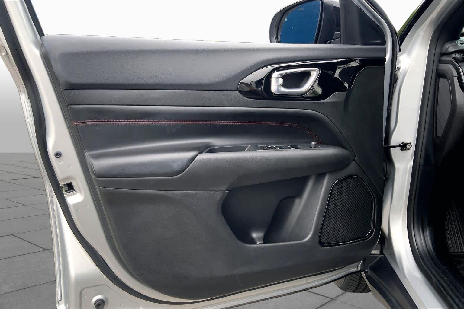 Used 2025 Silver Zynith Metallic Clearcoat Jeep Trailhawk image 21
