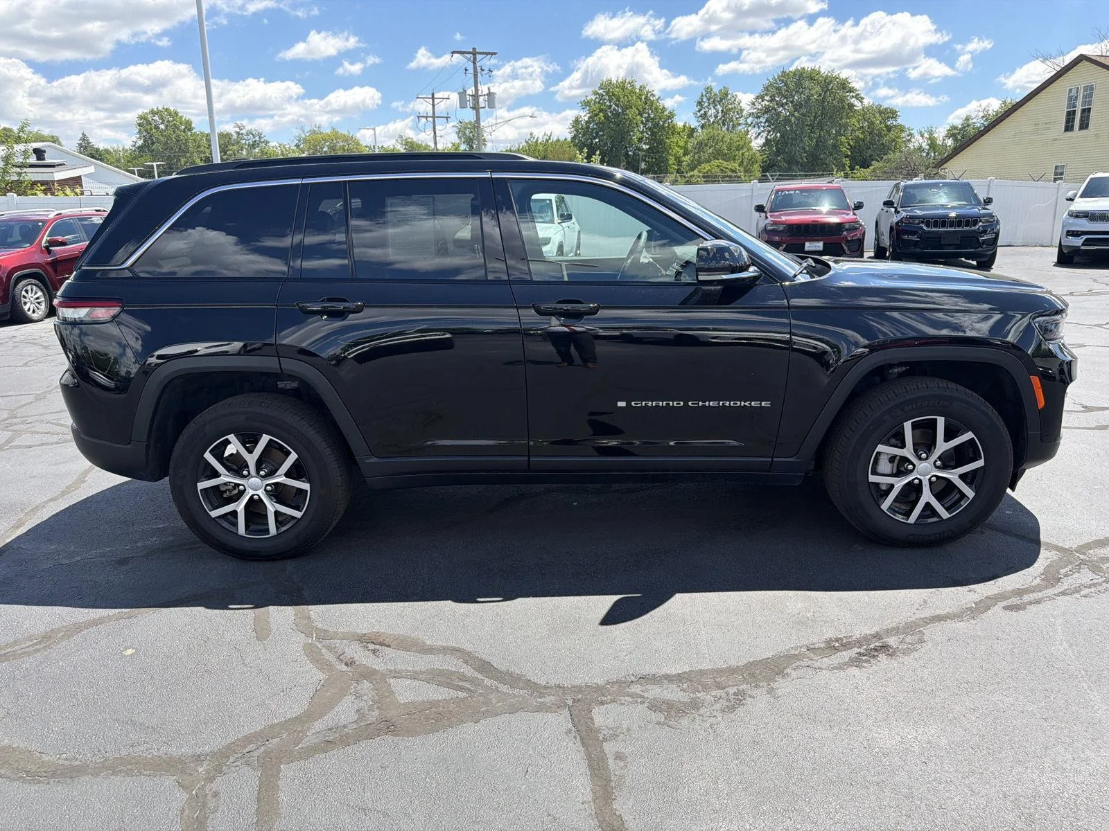 Used 2024 Diamond Black Crystal Pearlcoat Jeep Limited image 6