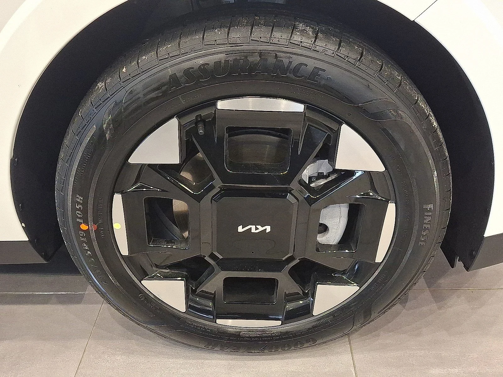New 2026 Snow White Pearl Kia EX image 5