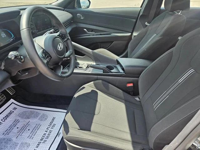 Used 2025 Black Hyundai SEL Sport image 9