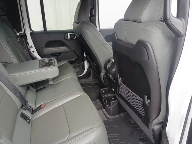 New 2026 Bright White Clear-Coat Exterior Paint Jeep Mojave X image 23