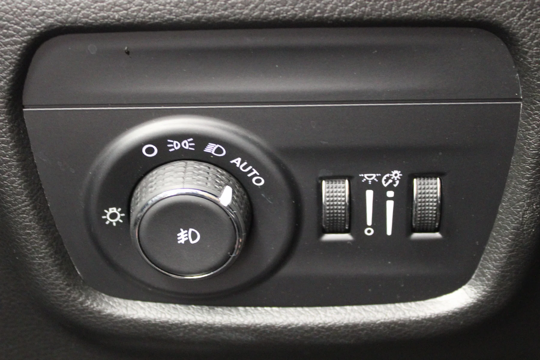 Used 2023 Silver Zynith Jeep Limited 4x4 image 37