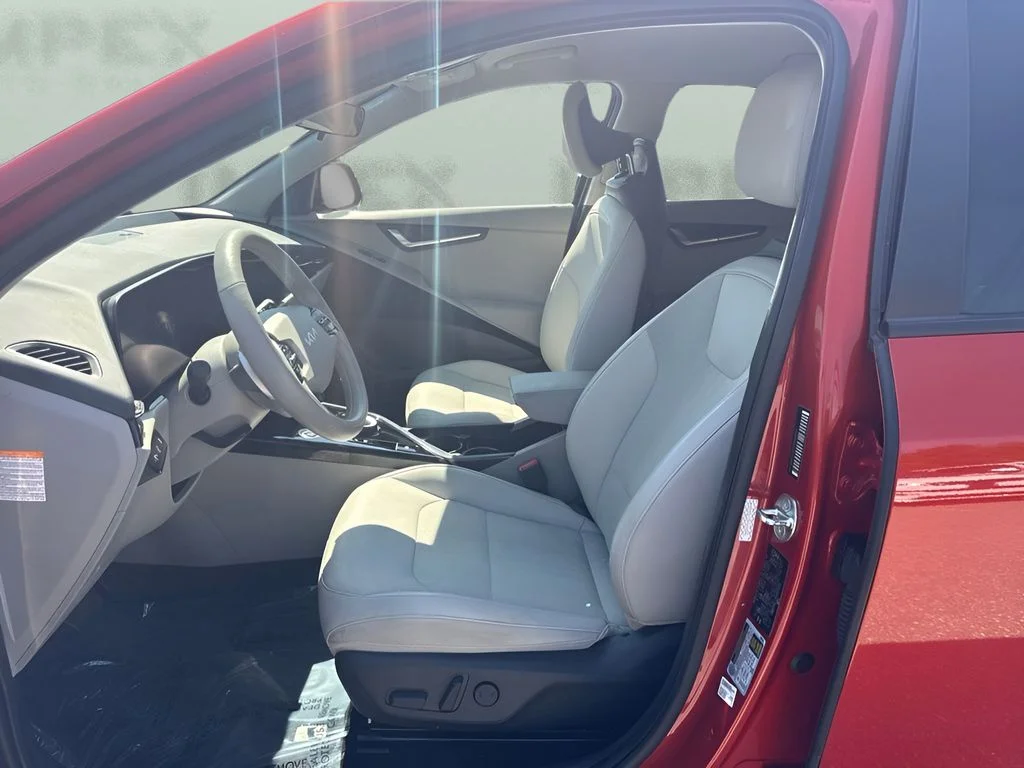 Used 2023 Red Kia Wind image 9
