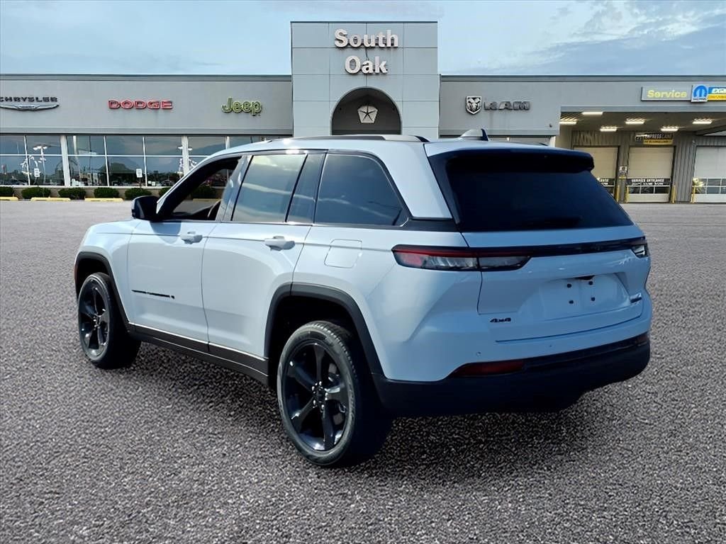 New 2025 Bright White Clear-Coat Exterior Paint Jeep Limited image 3