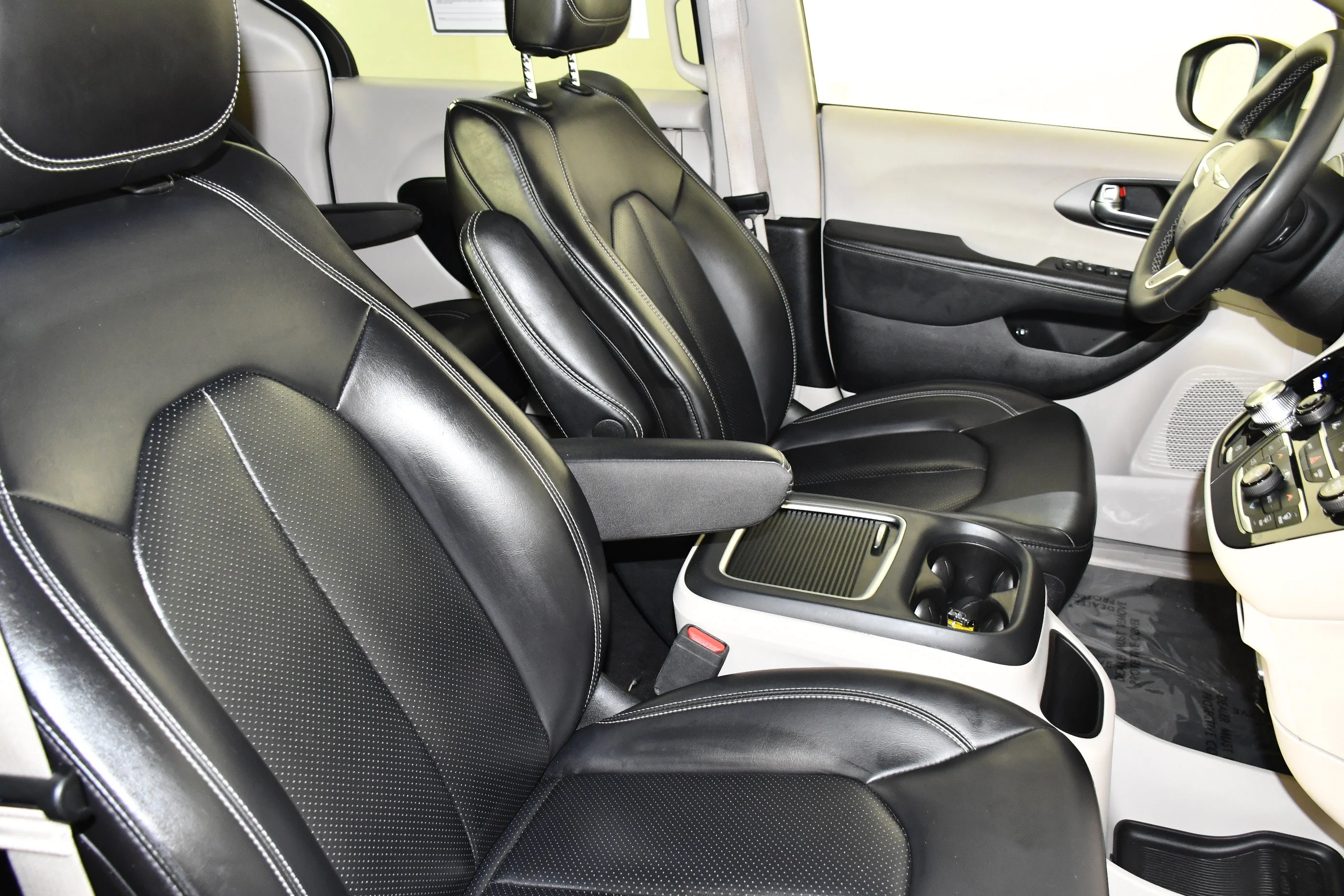 Used 2023 Silver Mist Clearcoat Chrysler Hybrid Touring L image 42