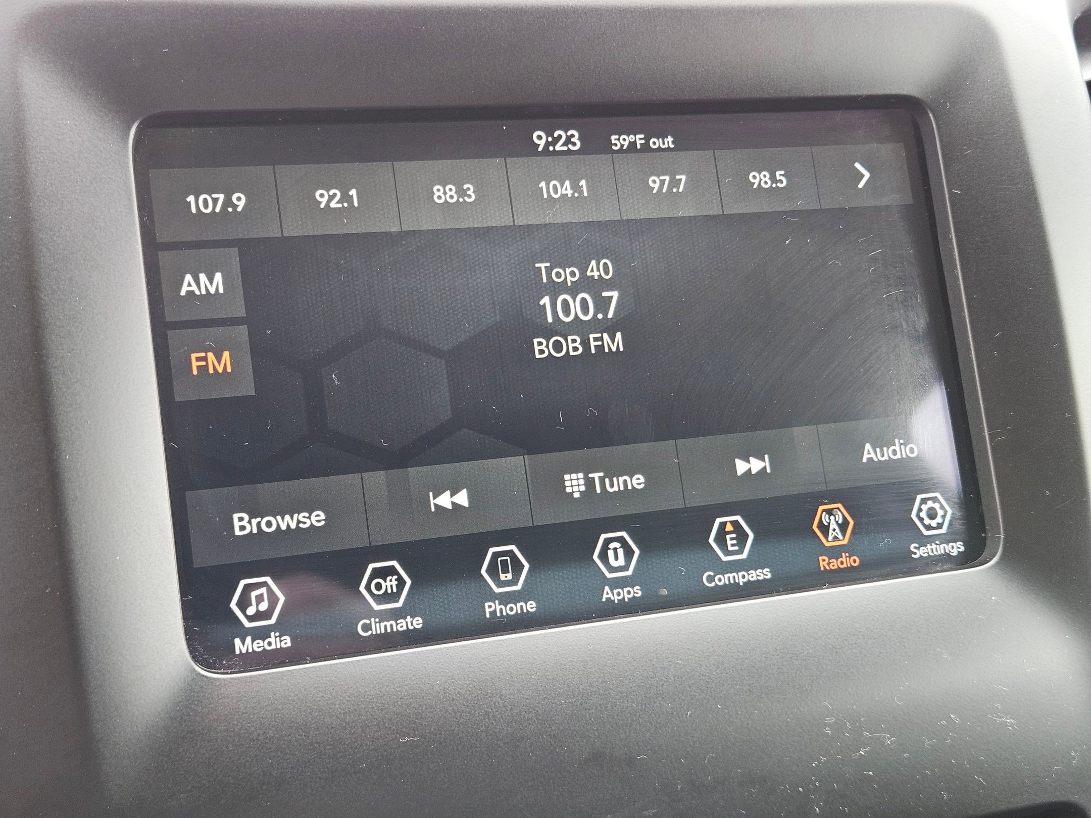 Used 2020 Diamond Black Crystal Pearlcoat Jeep Latitude image 22