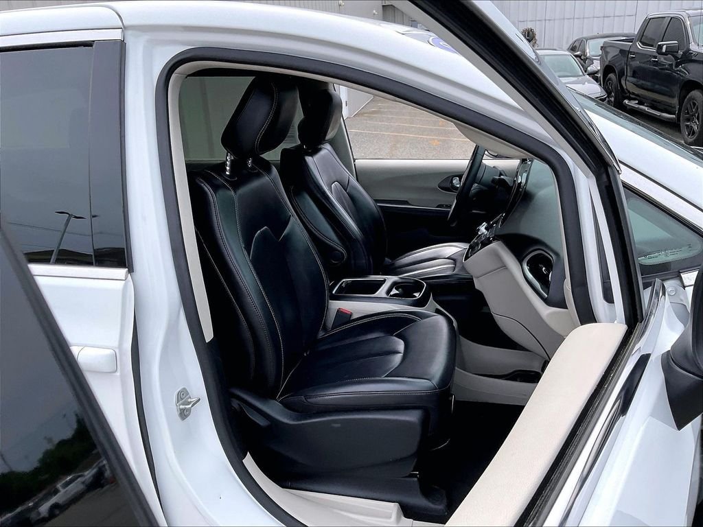Used 2023 White Chrysler Touring L image 11