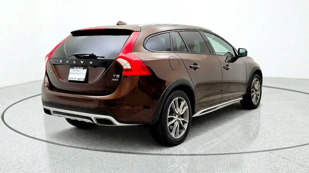 Used 2018 Rich Java Metallic Volvo T5 AWD w/ Convenience & BLIS Packages image 5