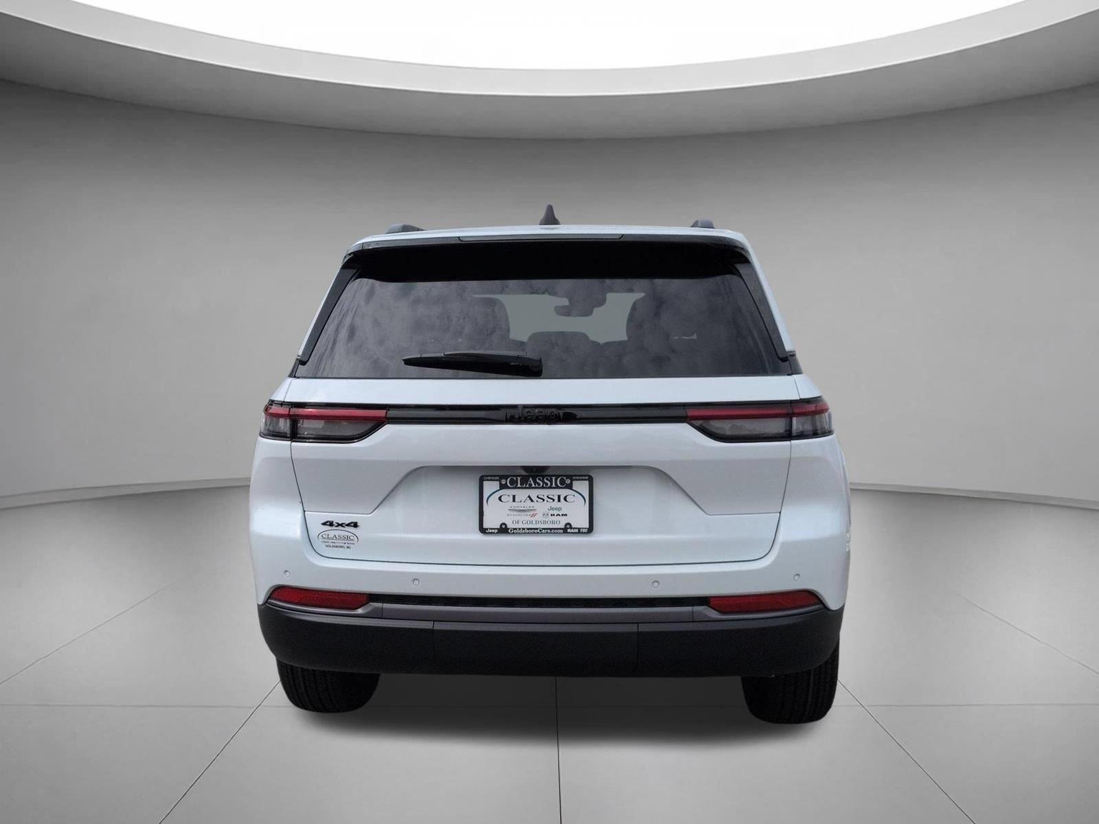 New 2026 Bright White Clear-Coat Exterior Paint Jeep Laredo Altitude image 4