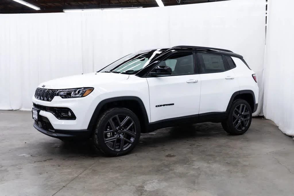 New 2026 Bright White Clear-Coat Exterior Paint Jeep Limited Altitude image 3