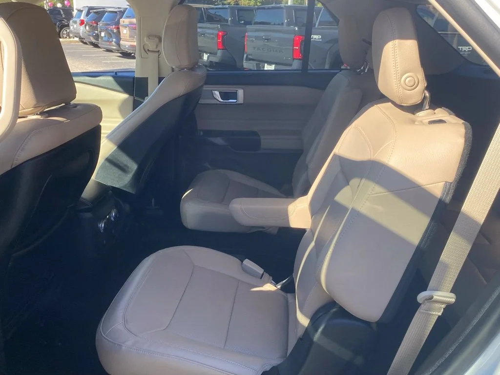 Used 2020 White Ford Limited image 6