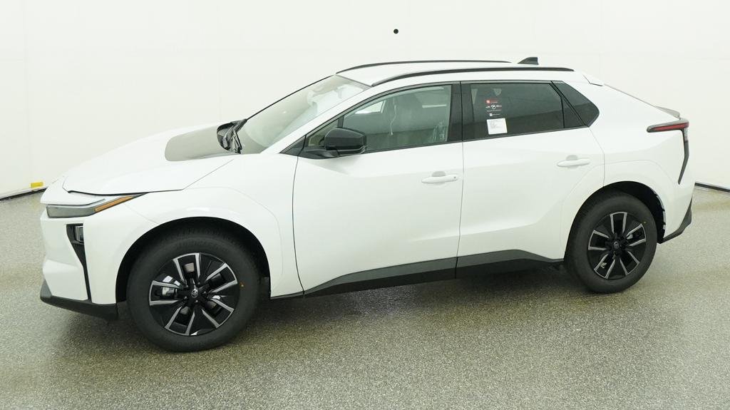 New 2027 Wind Chill Pearl Toyota XLE image 5
