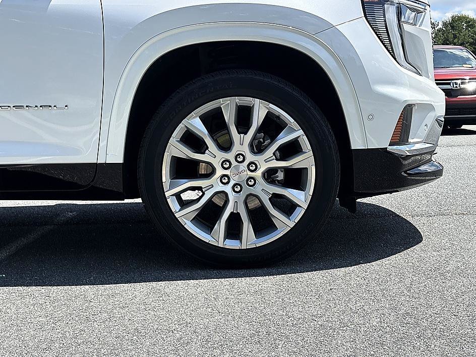 Used 2024 White Frost Tricoat GMC FWD Denali image 11