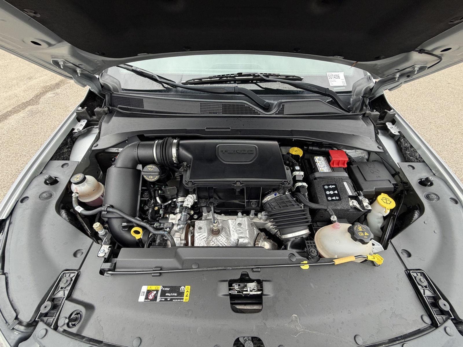 Used 2024 Silver Zynith Metallic Clearcoat Jeep Latitude image 22