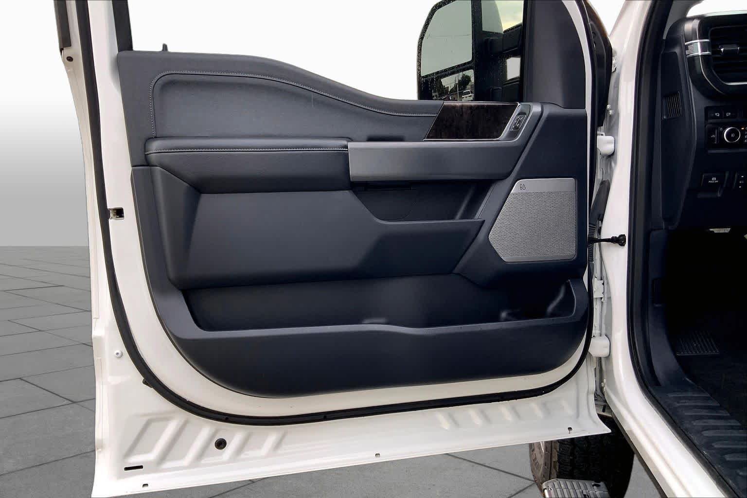 Used 2023 Star White Metallic Tri-Coat Ford F-250 Pickup LARIAT image 20