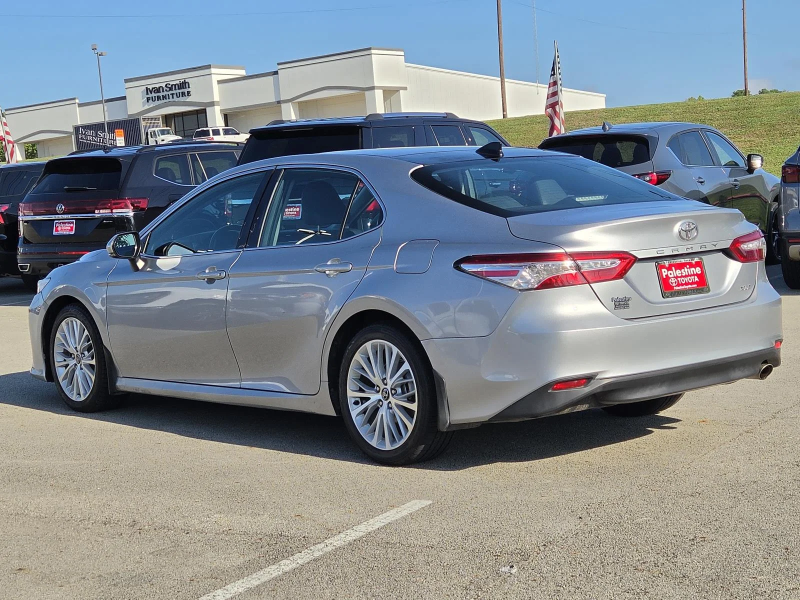 Used 2019 Celestial Silver Metallic Toyota XLE Auto (Natl) image 6
