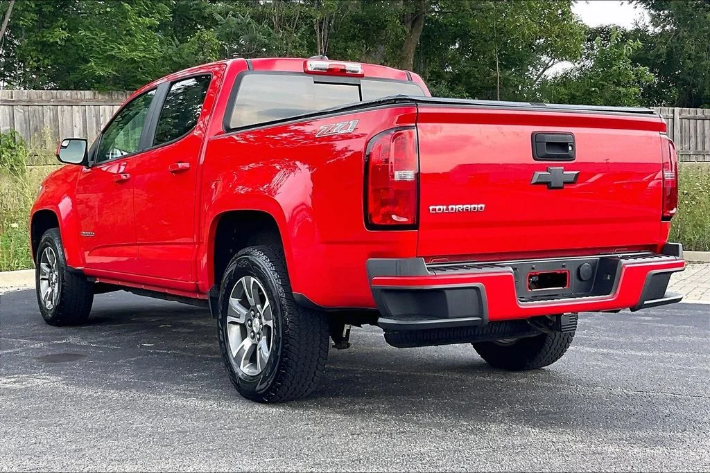 Used 2015 Red Chevrolet Z71 image 11