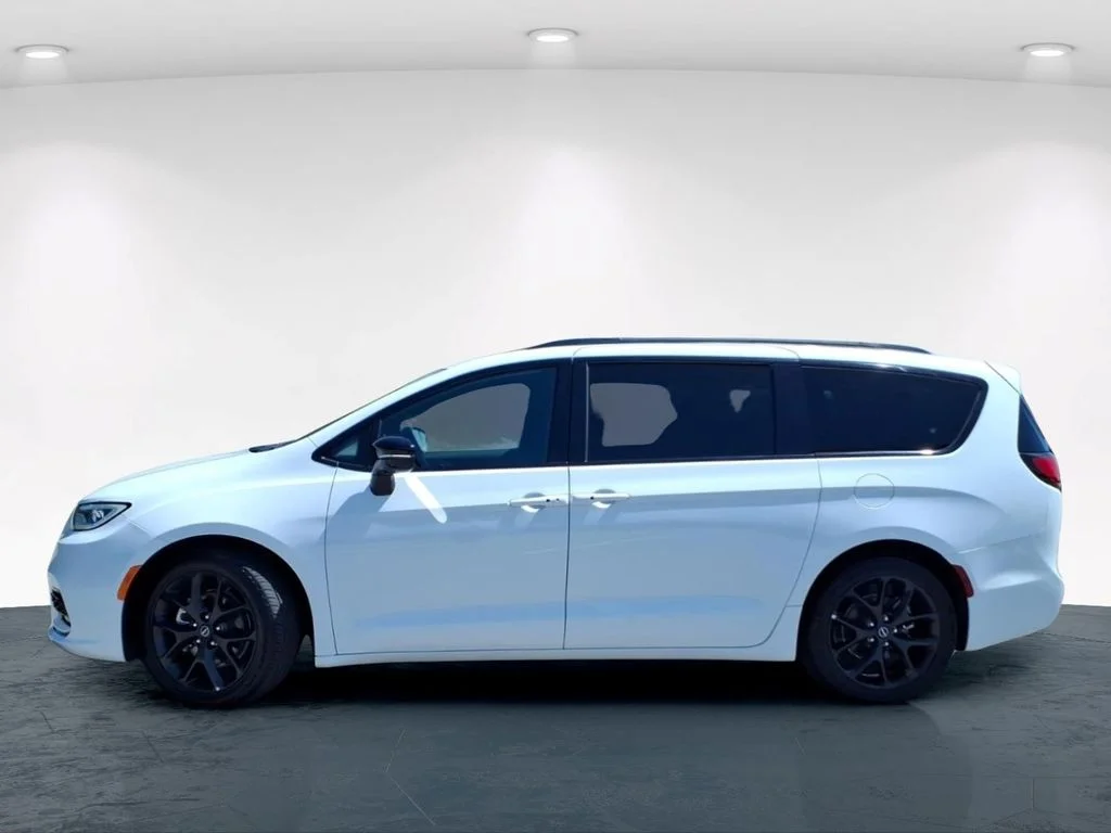 Used 2025 White Chrysler Limited image 11