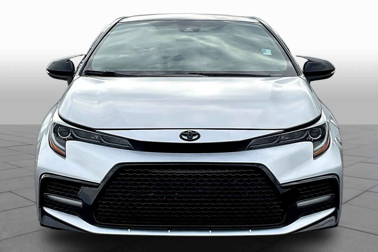 Used 2020 Classic Silver Metallic Toyota SE image 4