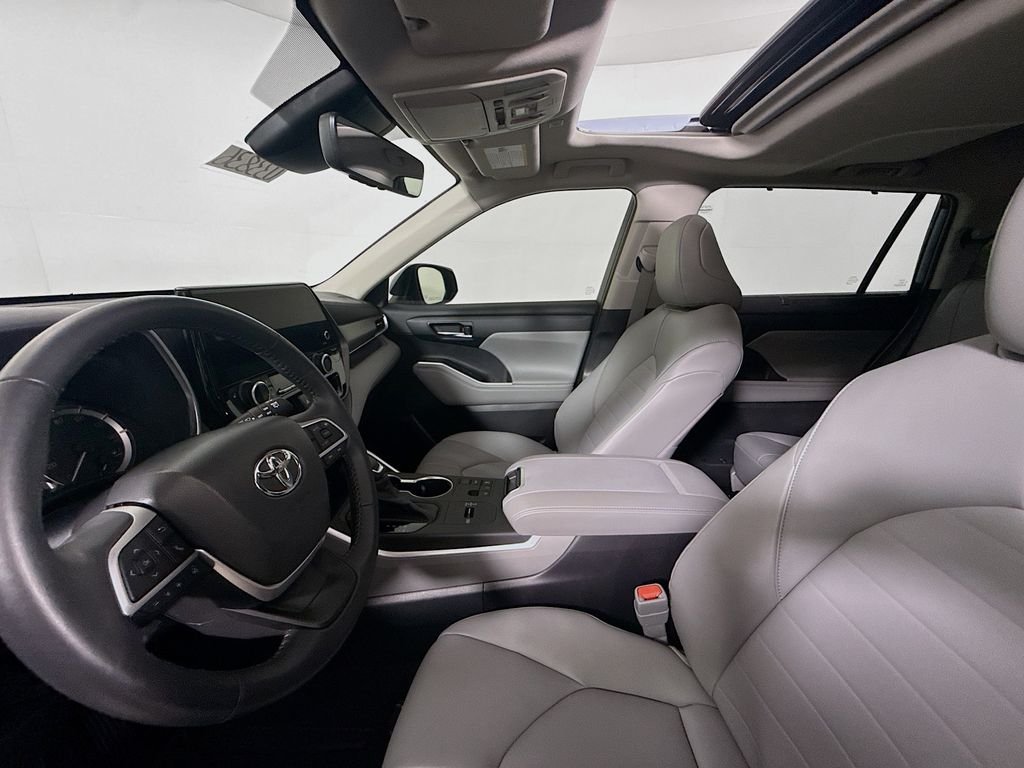 Used 2023 Moon Dust Toyota XLE image 21