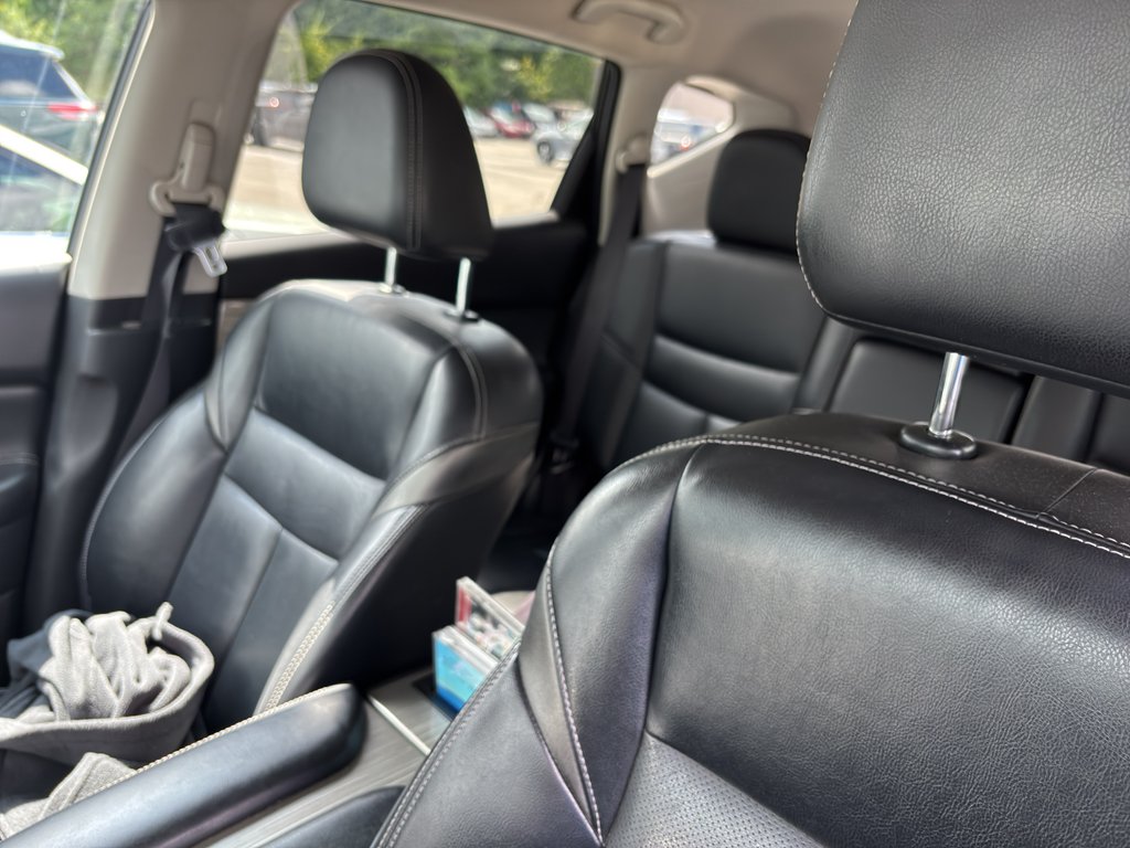 Used 2018 Pearl White Nissan SL image 10